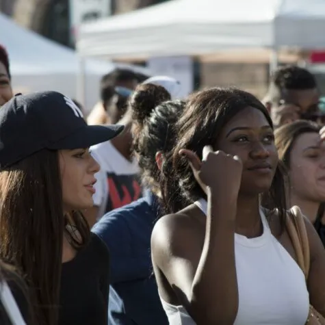 femmes foule kléber