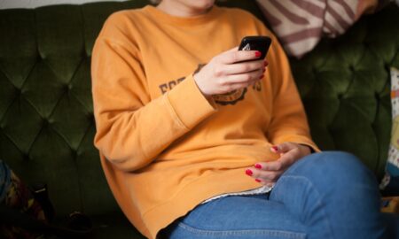femme téléphone solitude