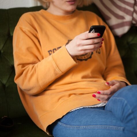 femme téléphone solitude