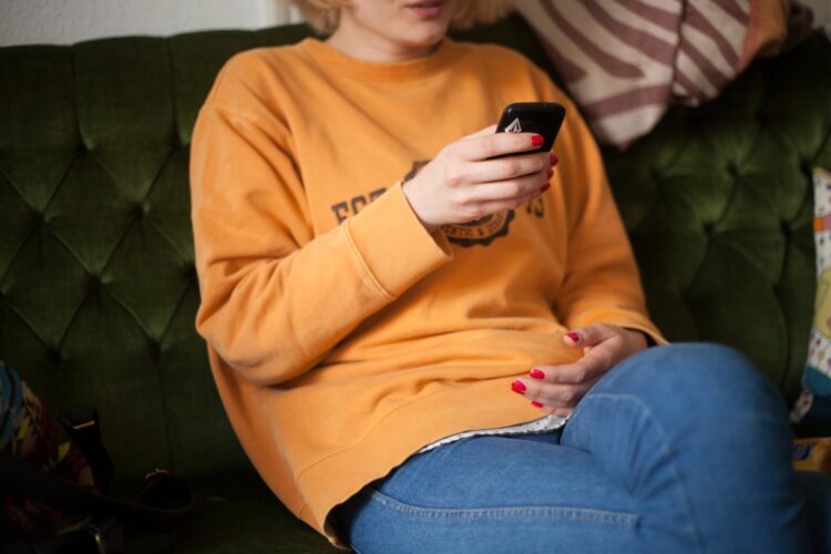 femme téléphone solitude