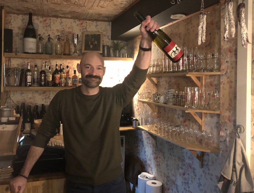 Plusieurs Verres De Vin Propres Exposés Barman Sur Le Bar Lors De