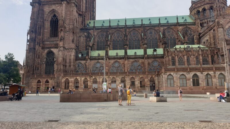 Peu de monde place du Château cet été touristes strasbourg 2020