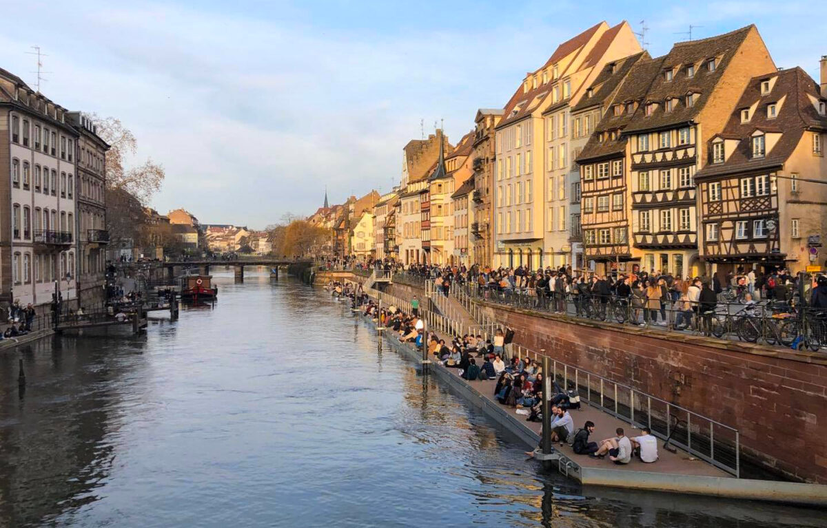Strasbourg vue des quais des bateliers sous le soleil