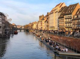 Strasbourg vue des quais des bateliers sous le soleil
