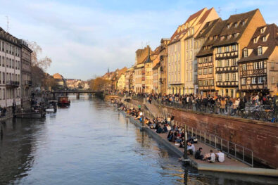 Strasbourg vue des quais des bateliers sous le soleil