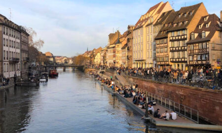 Strasbourg vue des quais des bateliers sous le soleil