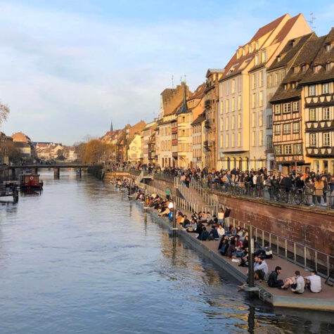 Strasbourg vue des quais des bateliers sous le soleil