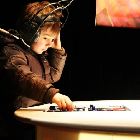 enfant ecoute musique casque