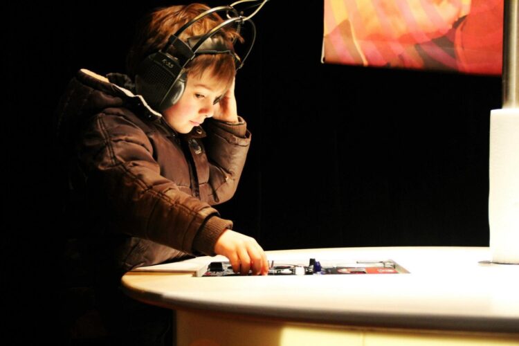 enfant ecoute musique casque musée