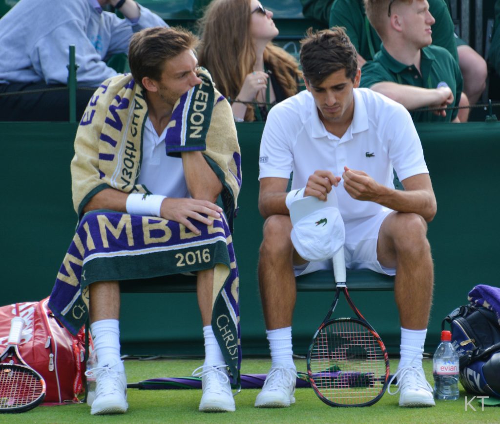 Pierre Hugues Herbert en discussion à Wimbledon avec Nicolas Mahut