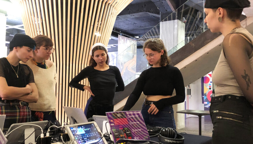 wom.x DJ mix musique