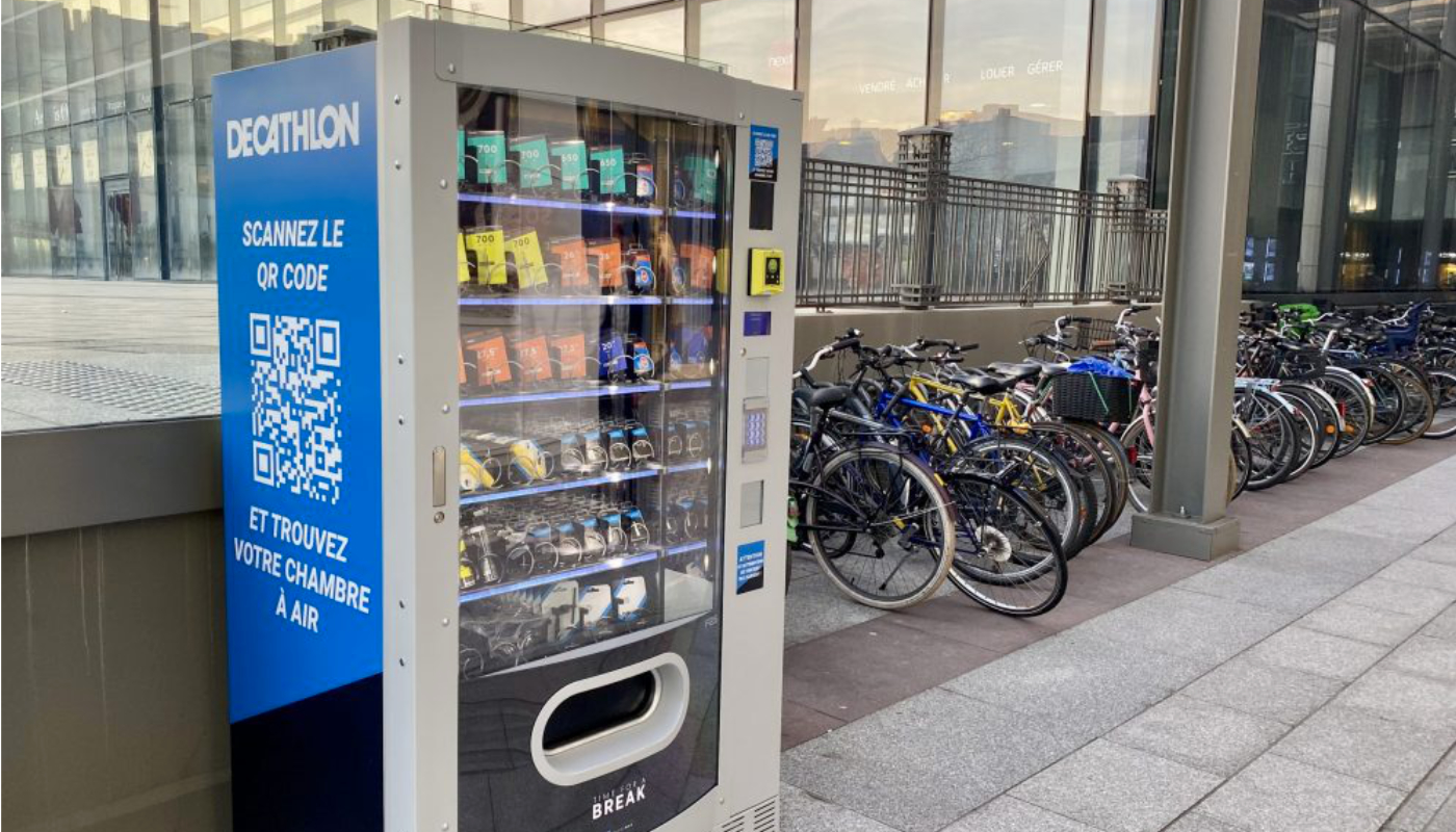 Un distributeur de chambres à air et d'accessoires de vélo installé au  centre-ville