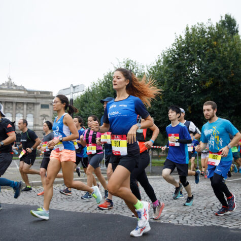 Des coureurs et coureuses près du palais universitaire