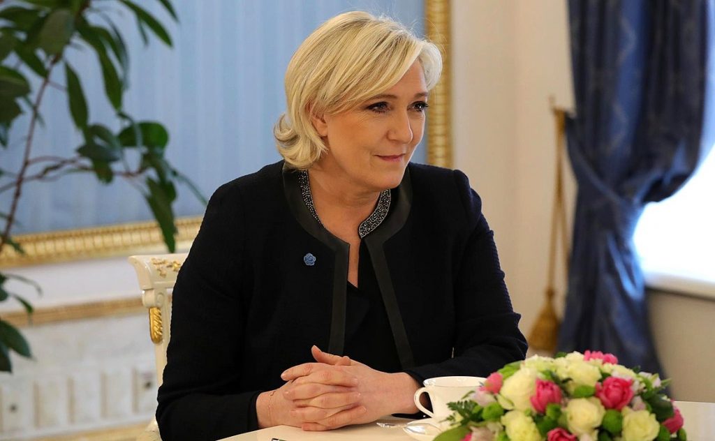 Marine Le Pen pendant le meeting avec Vladimir Putin