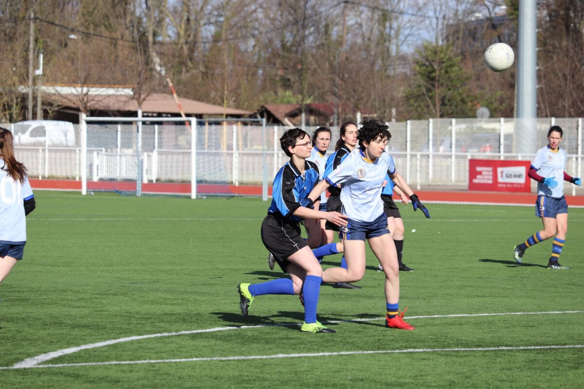 Un match féminin de football gaélique