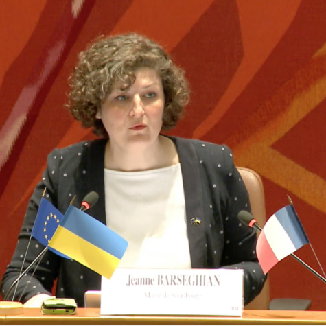 Jeanne Barseghian, avec devant des drapeaux ukrainiens, européens et français