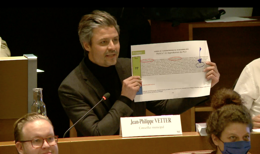 Jean-Philippe Vetter tenant une grande feuille représentant les votants du PLU