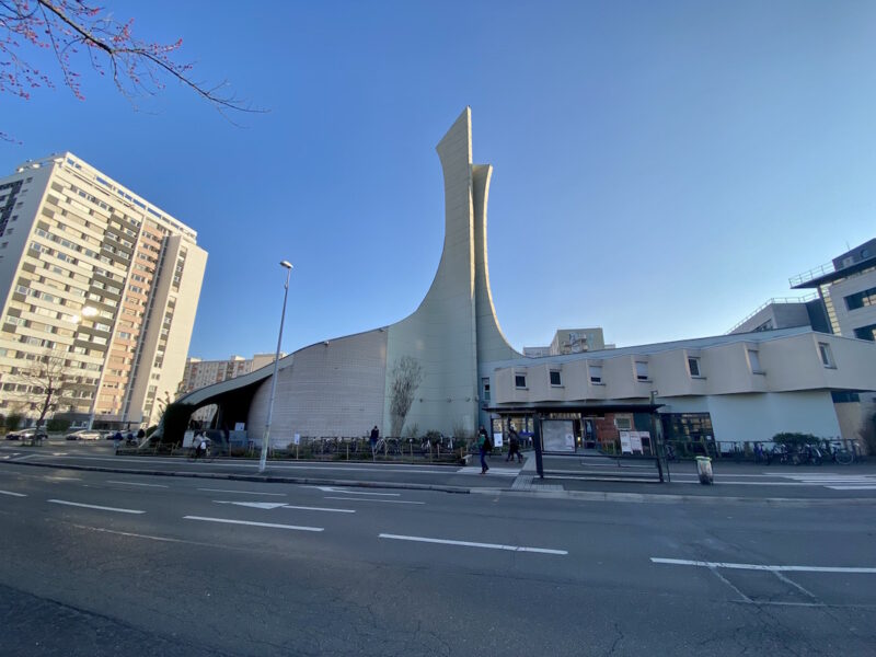 Église christ ressuscité vue de la rue de Rome