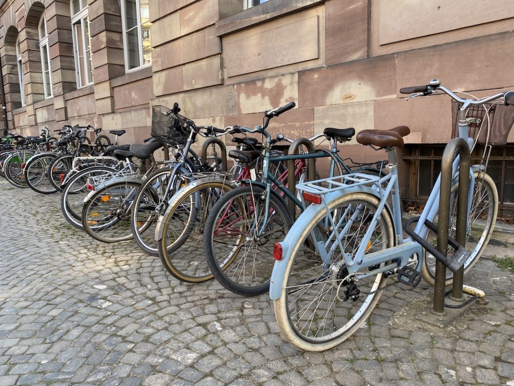 Une rangée de vélos accrochés