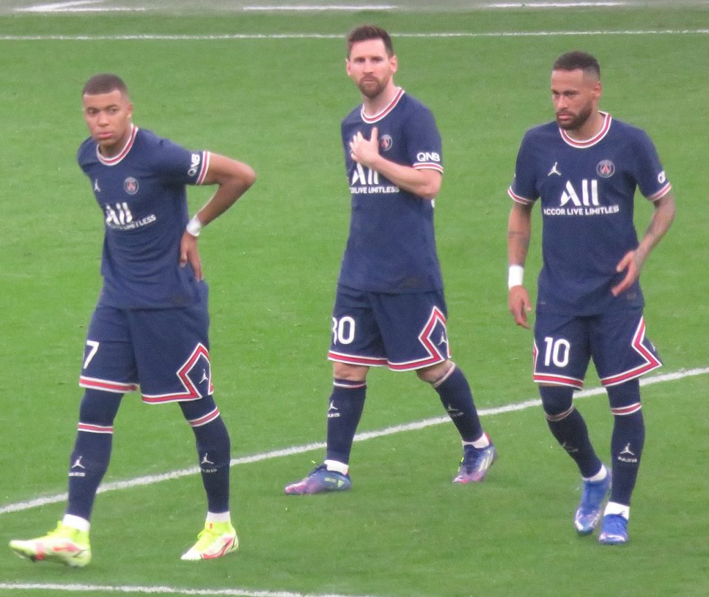 Kylian Mbappé, Lionel Messi et Neymar au retour des vestiaires pour commencer le deuxième mi-temps du match contre l'Olympique de Marseille, le 24 octobre 2021 au stade Vélodrome