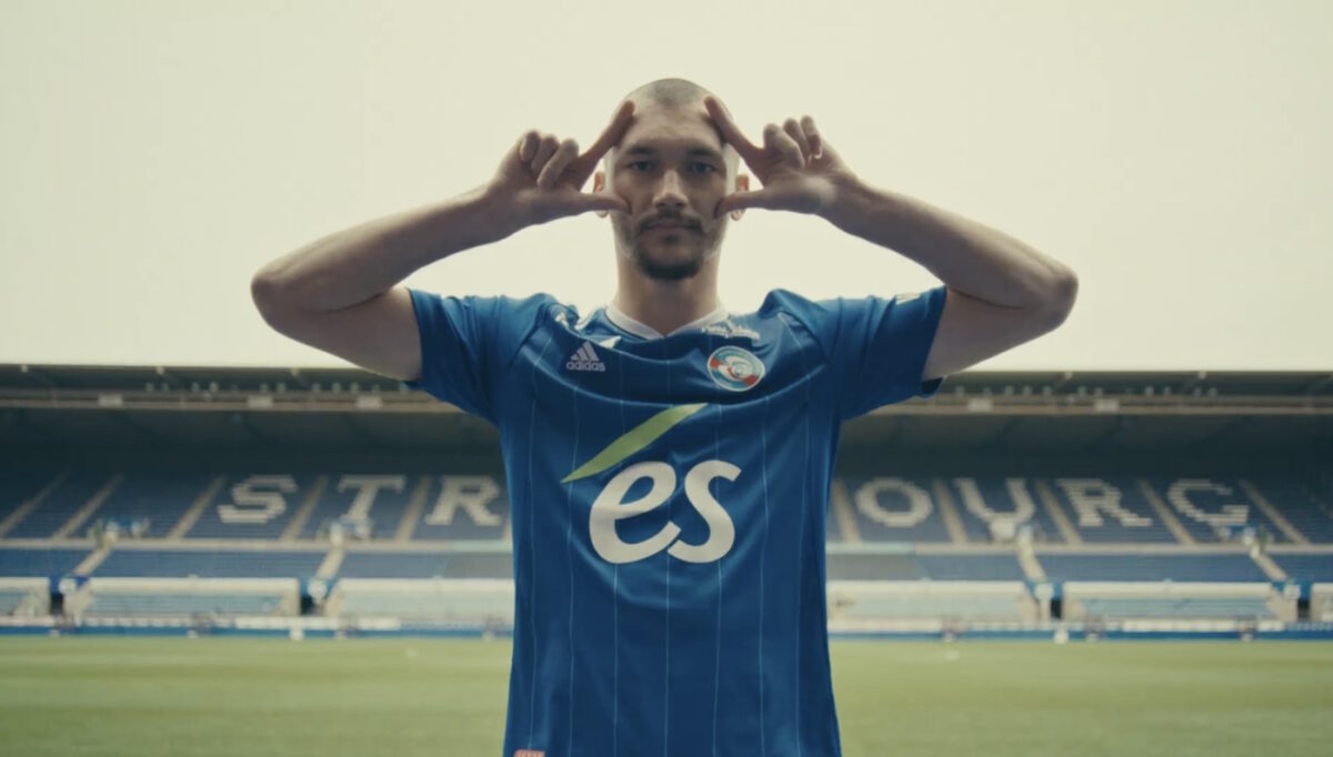 Ludovic Ajorque, attaquant du Racing, avec le nouveau maillot