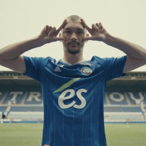 Ludovic Ajorque, attaquant du Racing, avec le nouveau maillot