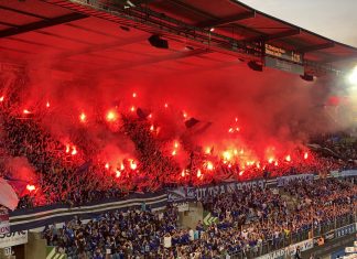 Des fumigènes au stade de la Meinau lors de la victoire 1-0 du Racing face à Clermont le 14 mai 2022