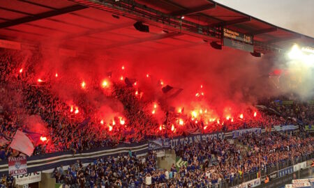 Des fumigènes au stade de la Meinau lors de la victoire 1-0 du Racing face à Clermont le 14 mai 2022