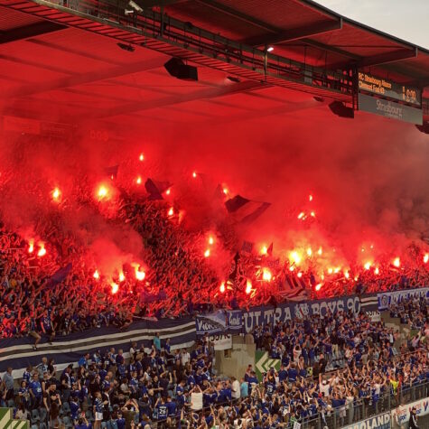 Des fumigènes au stade de la Meinau lors de la victoire 1-0 du Racing face à Clermont le 14 mai 2022