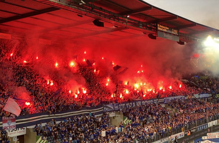Des fumigènes au stade de la Meinau lors de la victoire 1-0 du Racing face à Clermont le 14 mai 2022