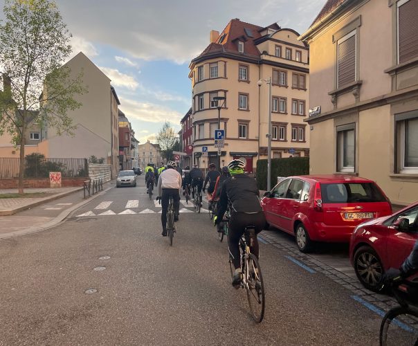 Groupe cyclistes ville Mercre-ride vélo