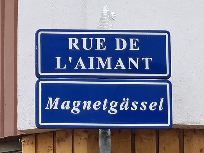 960px-Strasbourg-Rue_de_l’Aimant-Plaque_bilingue
