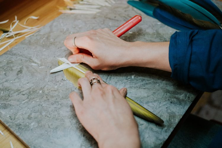 atelier mains Lucia plumes couteau