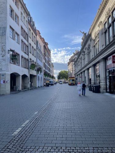 Rue des grandes arcades matin