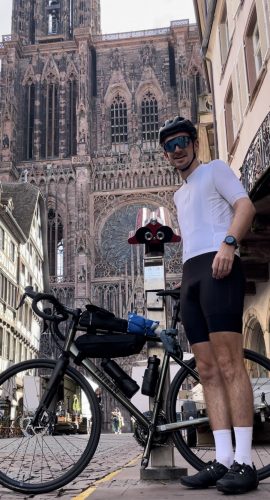 Cycliste devant cathédrale