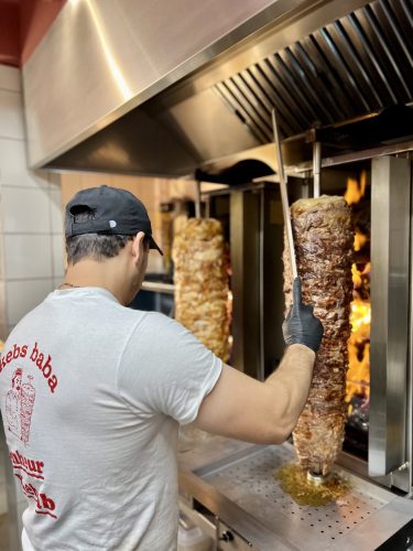 Kebab broche kebs baba kruntenau kebab sur assiette