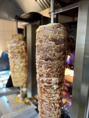 Kebab broche kebs baba kruntenau kebab sur assiette