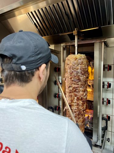 Kebab broche kebs baba kruntenau kebab sur assiette