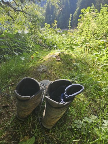 Les chaussures au bord du sentier