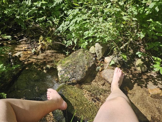 Les pieds gonflés dans l’eau fraiche