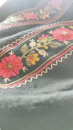 Vêtement tenue traditionnelle roumaine broderie (2)