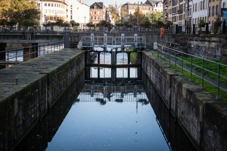 éclusier écluse VNF transport fluvial péniche Strasbourg Ill canal canaux