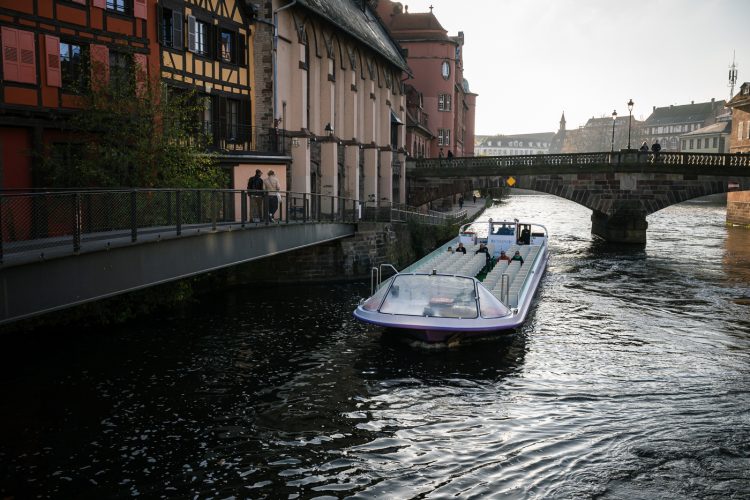 éclusier écluse VNF transport fluvial péniche Strasbourg Ill canal canaux