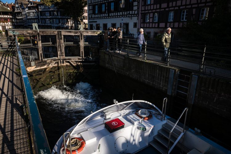 éclusier écluse VNF transport fluvial péniche Strasbourg Ill canal canaux