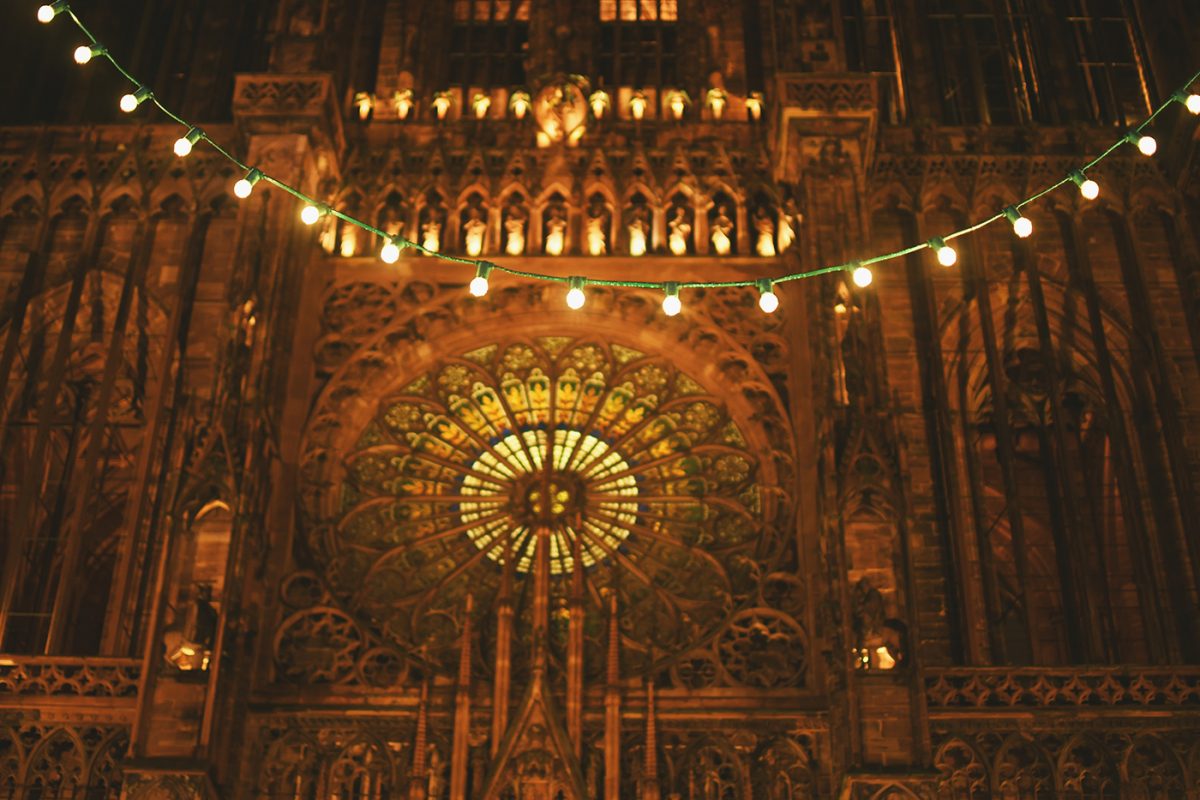 Marché de Noël (54) cathédrale guirlande