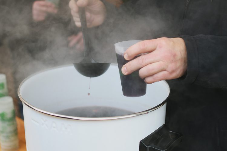 vin chaud Marché de Noël de Saint-Quirin (38)