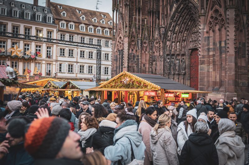 Marché de Noel 2024 chalets place de la Cathédrale