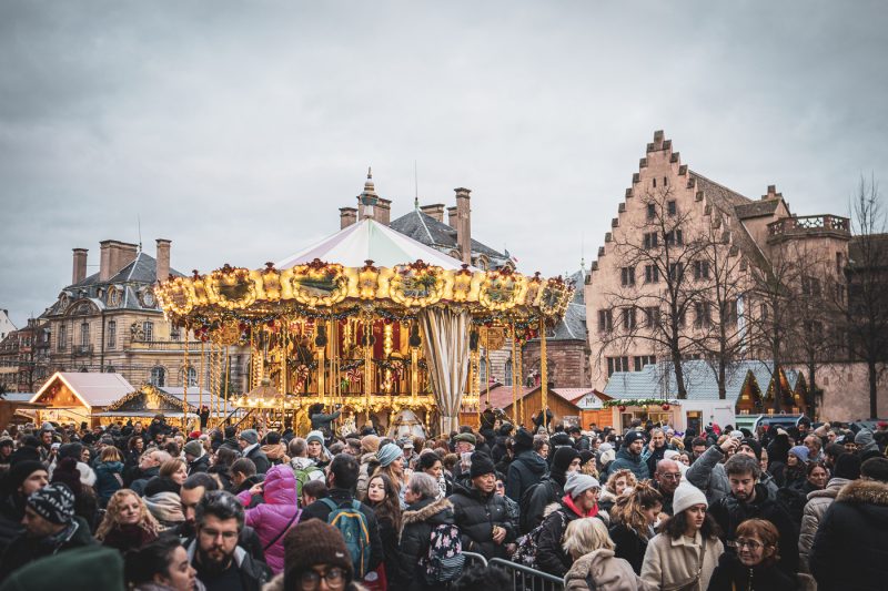 Marché de Noel 2024 carrousel et chalets place de la Cathédrale place du Château