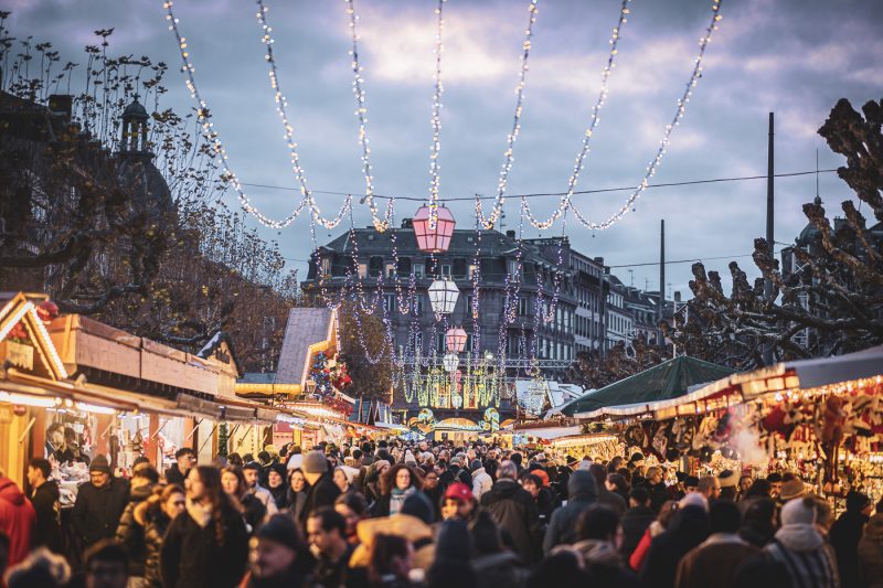 Marché de Noel 2024 chalets Place Broglie