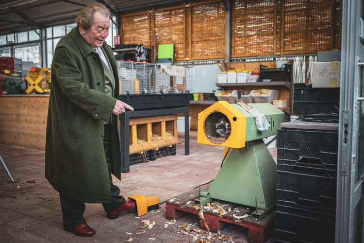 Gérard Spieler avec la machine à découpe de tronc de sapins de noel à Haguenau à la pépinière Valentin Spieler